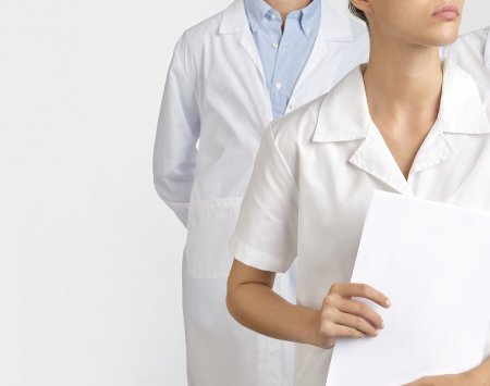 Doctores con documentos en las manos Doctores con documentos en las manos